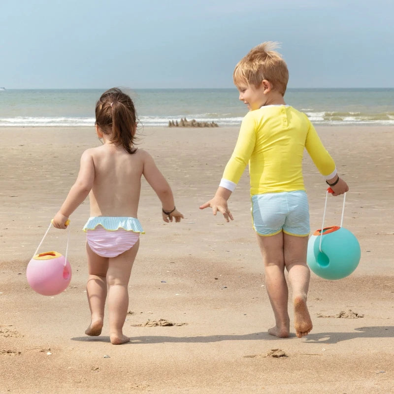 Mini Ballo No-Spill Bucket in Action – toddlers carrying and pouring water easily