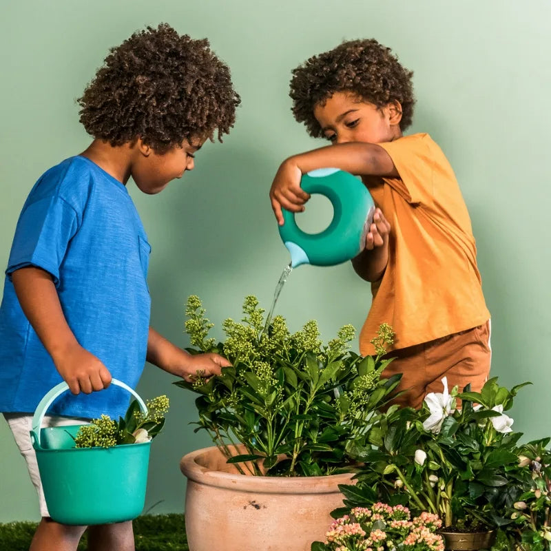 Bucki Spill-Proof Bucket in Action – kids using bucket and sieve to play creatively