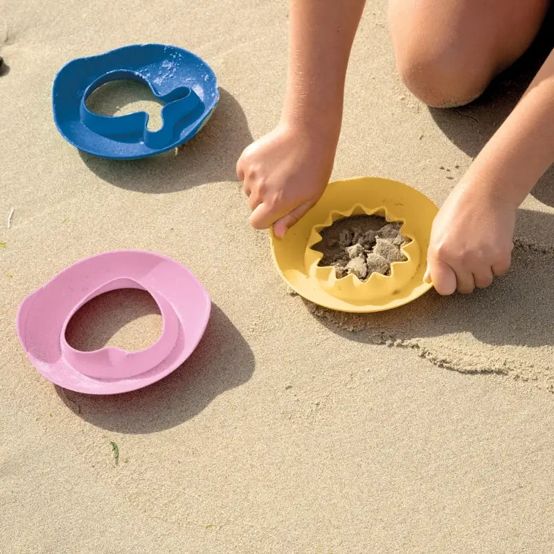 Magic Shapers in Action – kids creating shapes instantly in sand, snow, and bath bubbles
