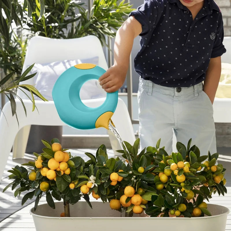 Cana Watering Can in Action – kids pouring and spraying water at bath, beach, and garden