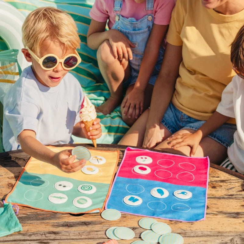 Kids matching colors and having fun with Bingo/Lotocolor, perfect for travel and quiet play