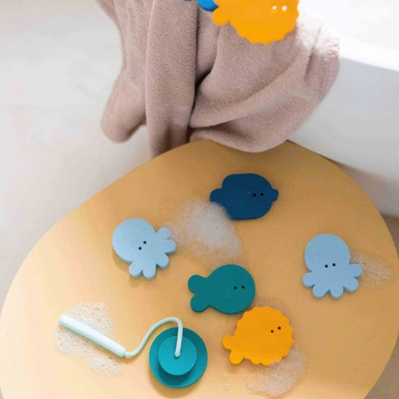 Floating foam fish that stick to tub walls without magnets