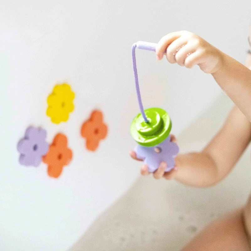 Floating foam frogs and water lilies that stick to tub walls