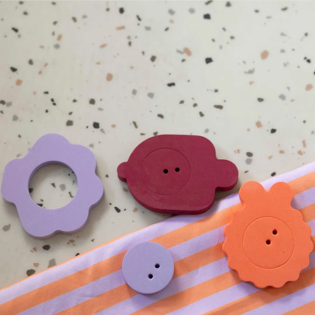 Kids matching sea creatures’ faces for interactive bath fun